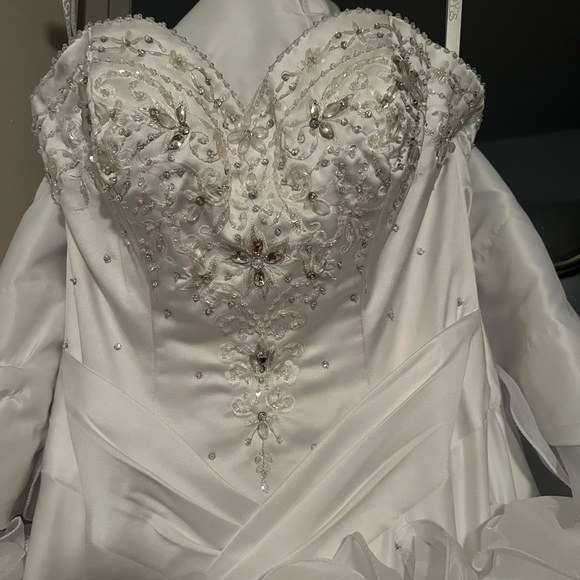 Wedding Dress with matching shoulder cover - size 8 - Picture 3 of 6